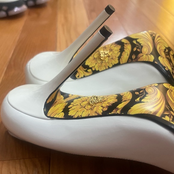 Versace white patent pumps / heels size 37. New without box. - Picture 5 of 16